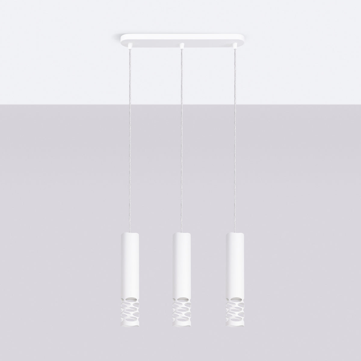 Suspension Liro 3 acier blanc fixée au plafond avec ses trois tubes alignés