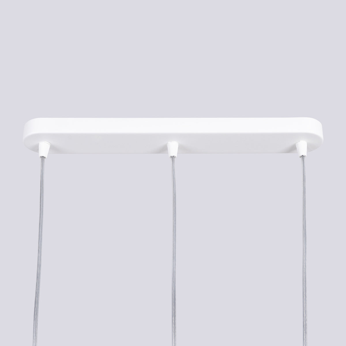 Platine allongée blanche de la suspension Liro 3 avec ses trois câbles transparents