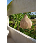 Abat-jour de suspension Lobster Trap en rotin naturel 50 cm en situation