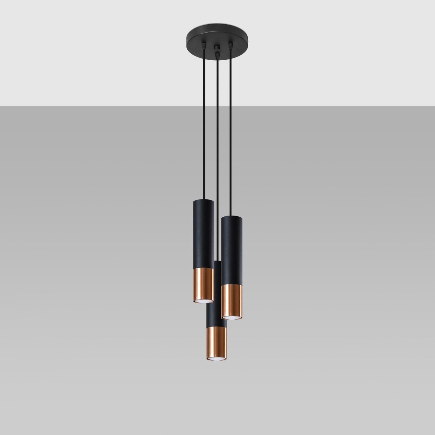 Suspension Loopez 3 en grappe acier noir et cuivre, détail de l'embout cuivré brillant