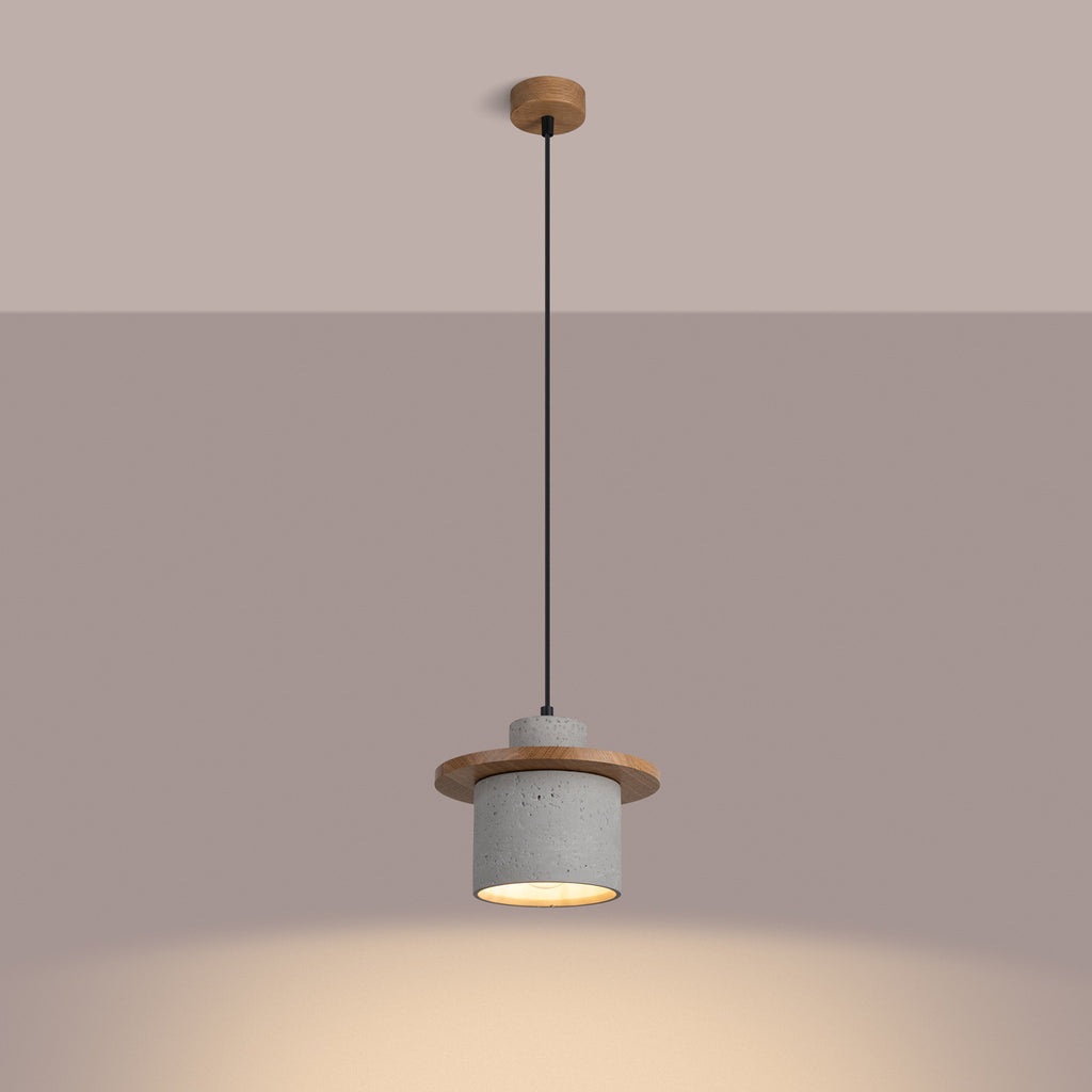 Suspension Mab béton et bois E27 allumée, lumière dirigée vers le bas