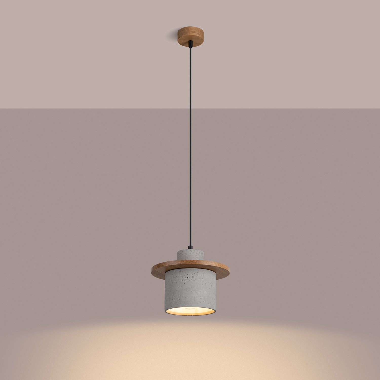Suspension Mab béton et bois E27 allumée, lumière dirigée vers le bas