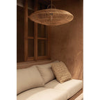 Abat-jour de suspension Macaron en rotin naturel 75 cm en situation