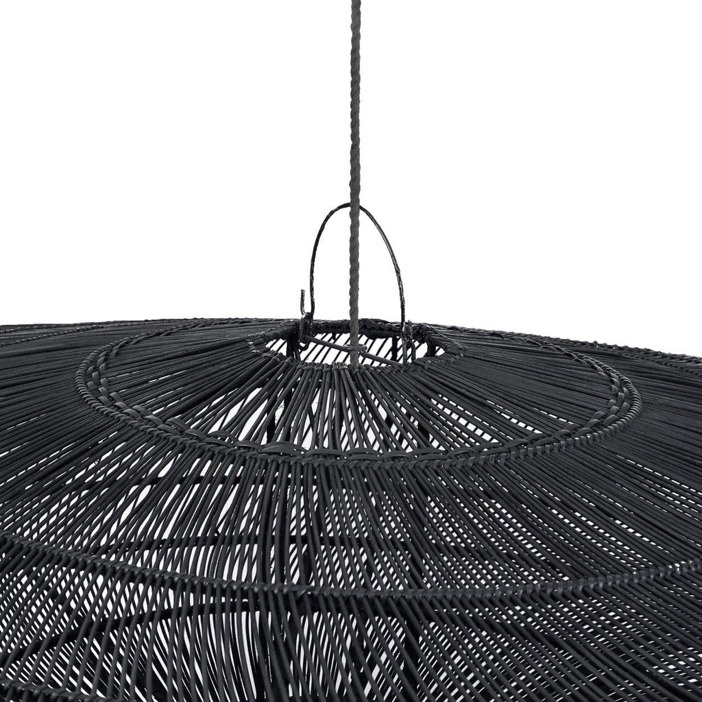 Abat-jour de suspension Macaron en rotin noir 150 cm en situation