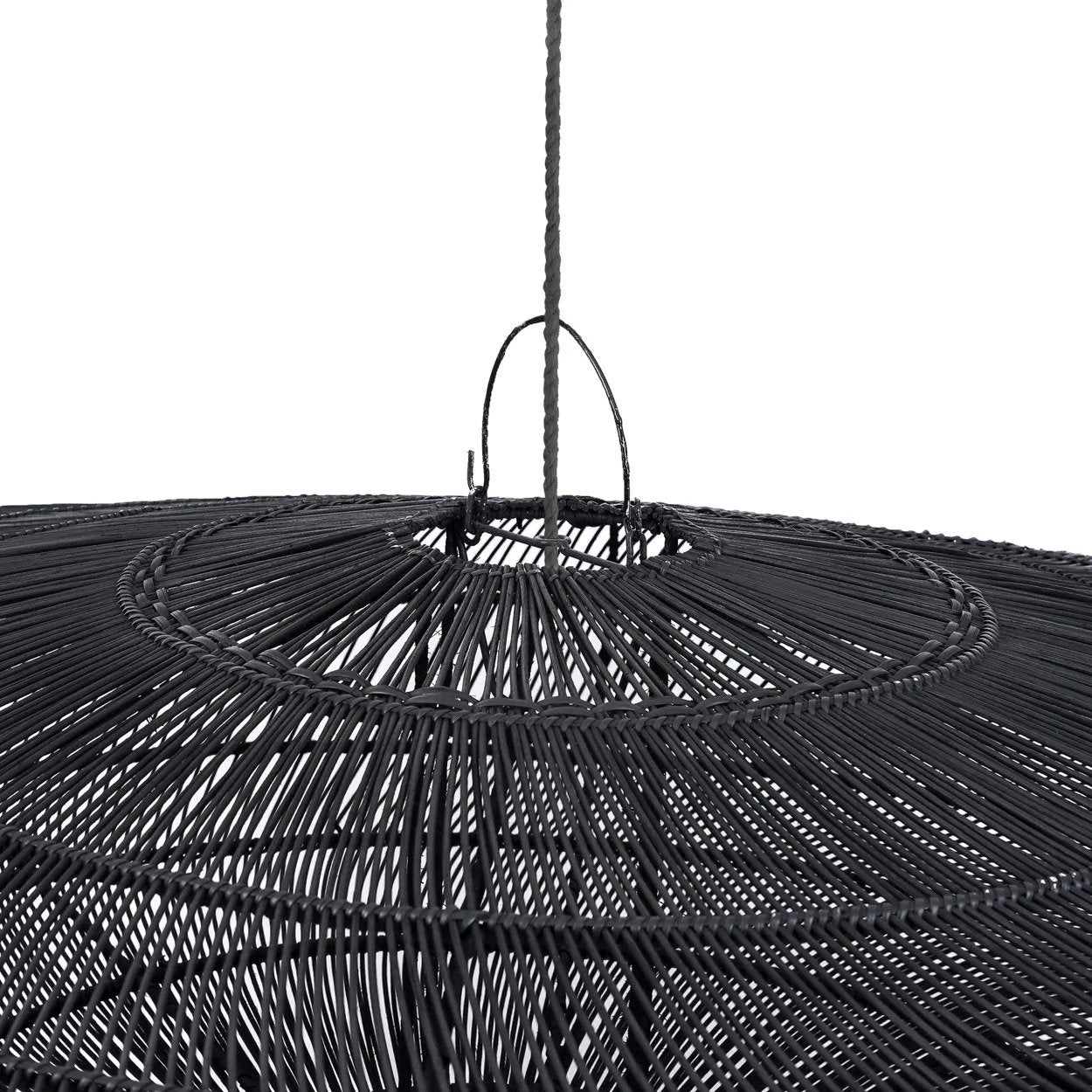Abat-jour de suspension Macaron en rotin noir 150 cm en situation