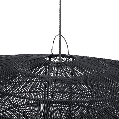 Abat-jour de suspension Macaron en rotin noir 150 cm en situation