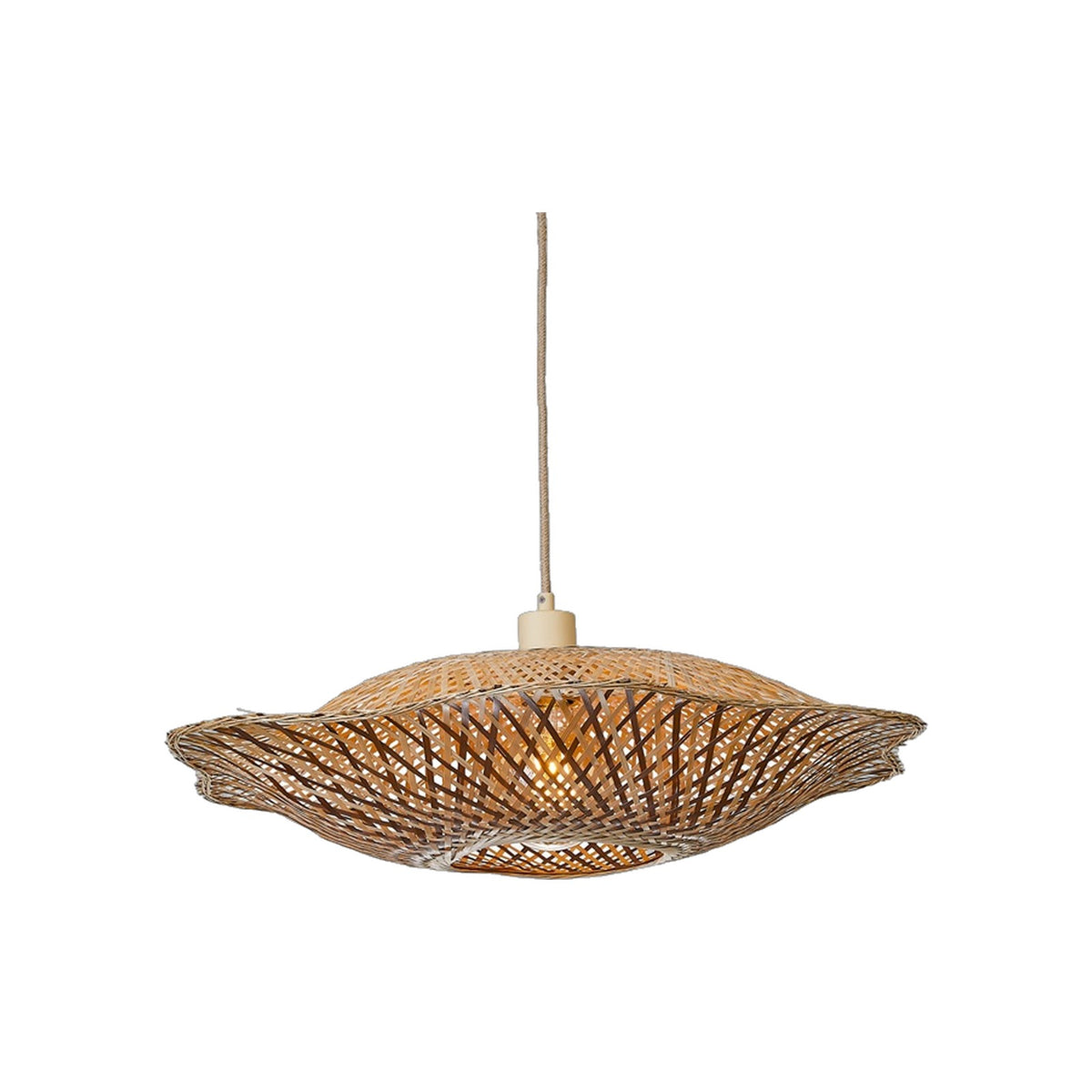 Suspension Madura en bambou tressé naturel et brun aux bords ondulés allumée avec son cordon textile beige