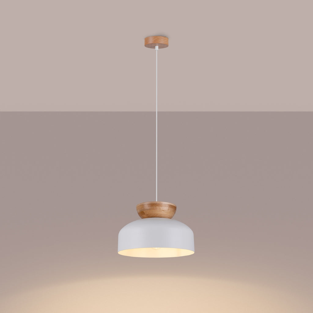 Suspension Marion métal et bois blanc E27 allumée, lumière dirigée vers le bas