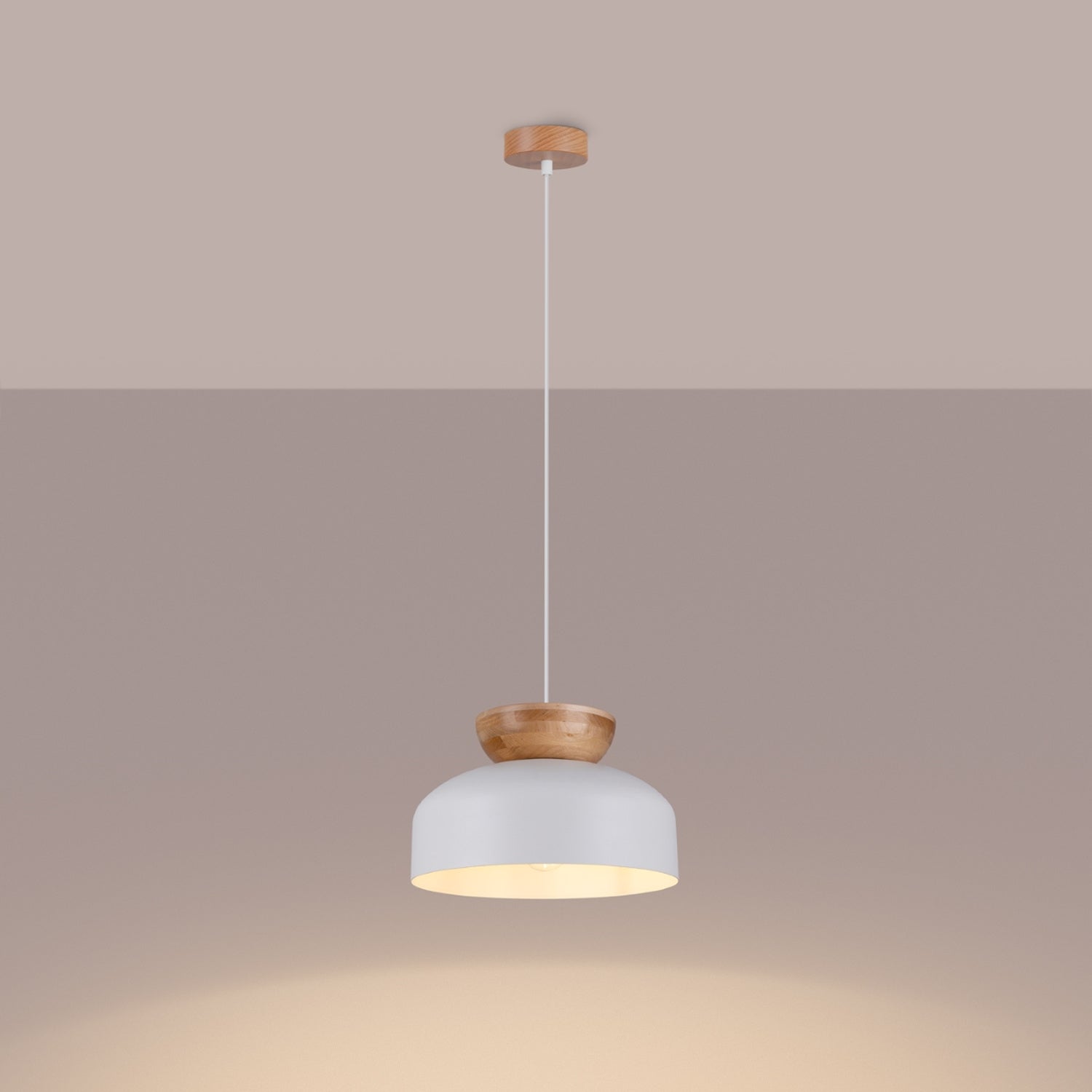 Suspension Marion métal et bois blanc E27 allumée, lumière dirigée vers le bas