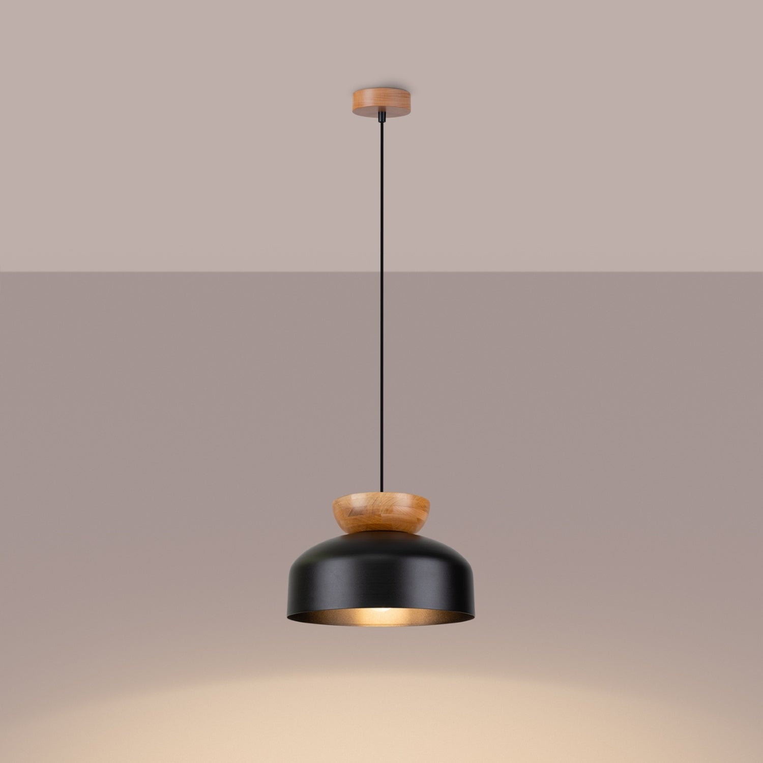 Suspension Marion métal et bois noir E27 allumée, lumière dirigée vers le bas