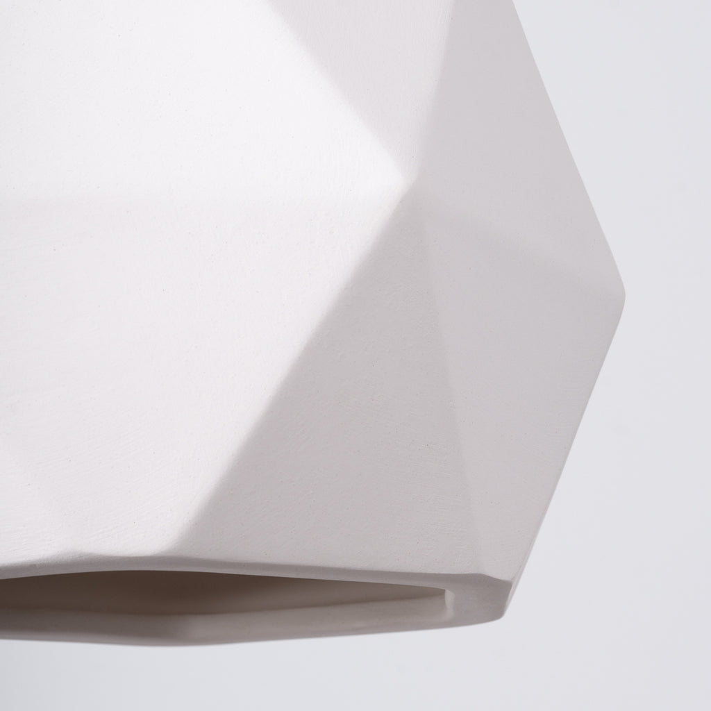Suspension Mint céramique blanche E27, détail des facettes géométriques