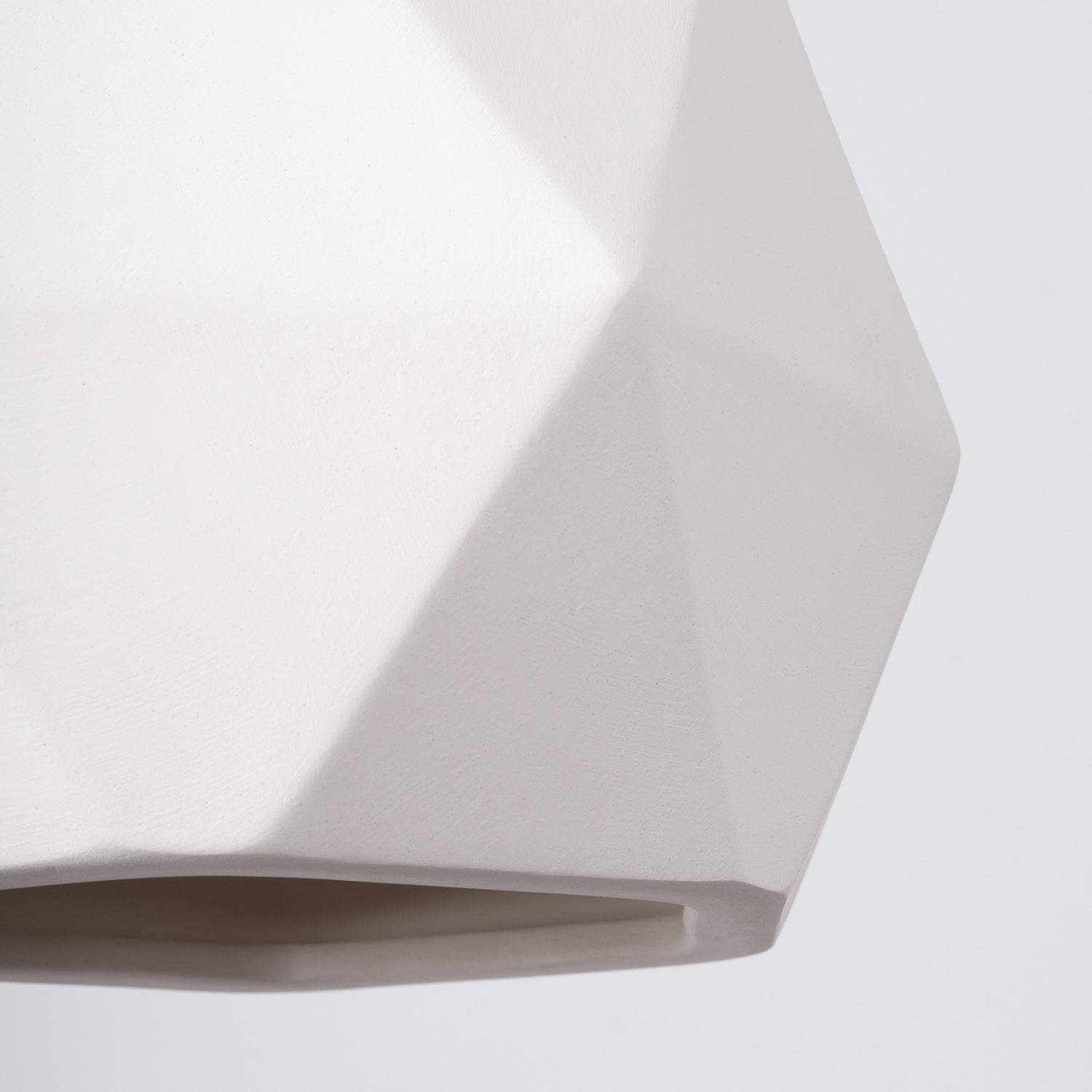 Suspension Mint céramique blanche E27, détail des facettes géométriques