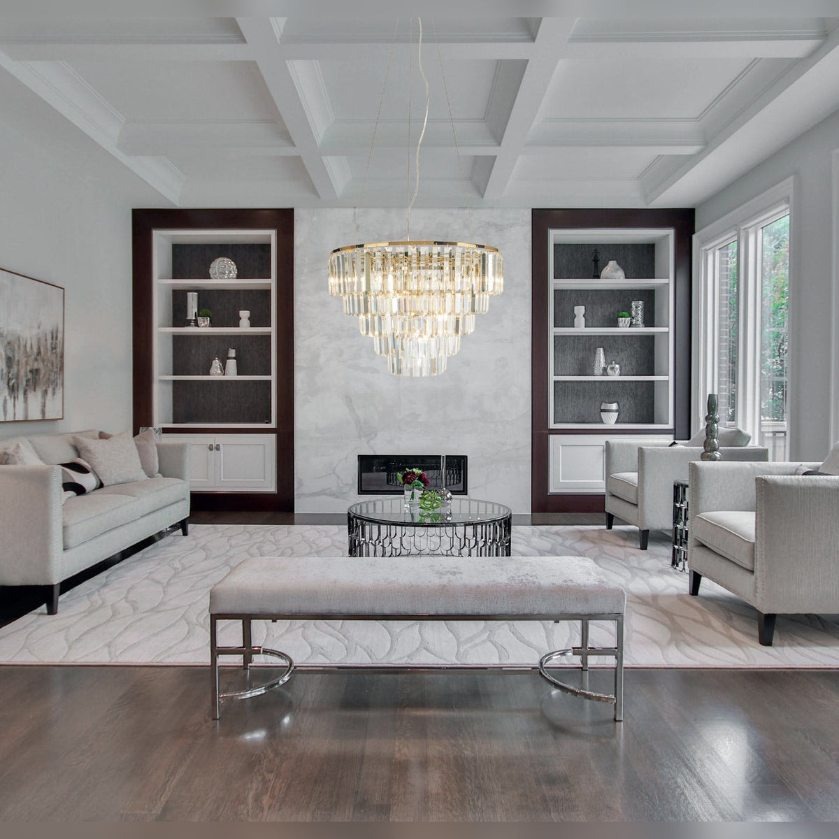 Suspension Monaco métal doré 60 cm au-dessus d'une table basse dans un salon à plafond à caissons