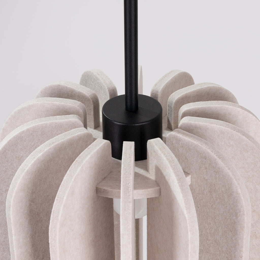 Suspension Mula 27 feutre beige E27, gros plan