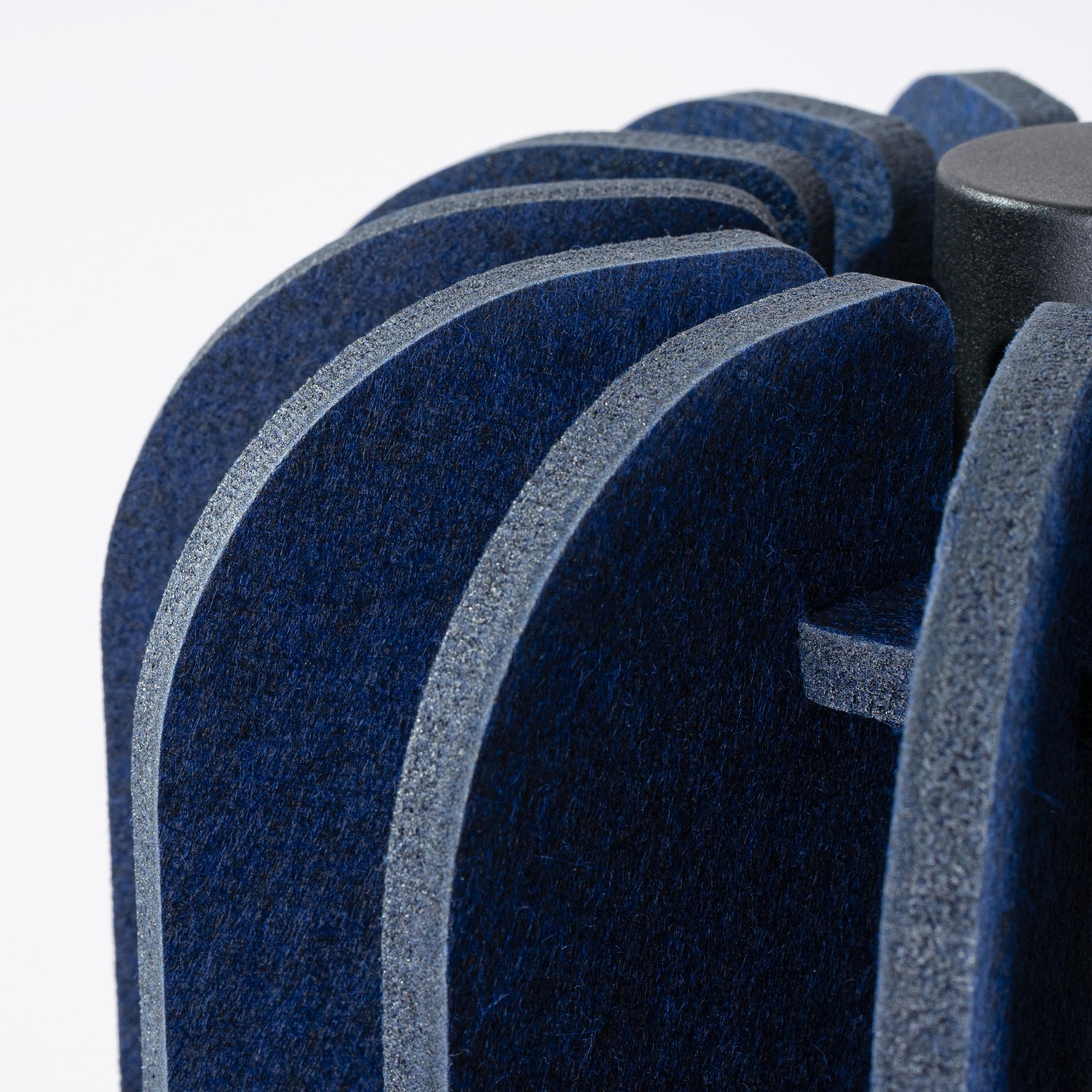 Suspension Mula 27 feutre bleu marine E27 en ambiance