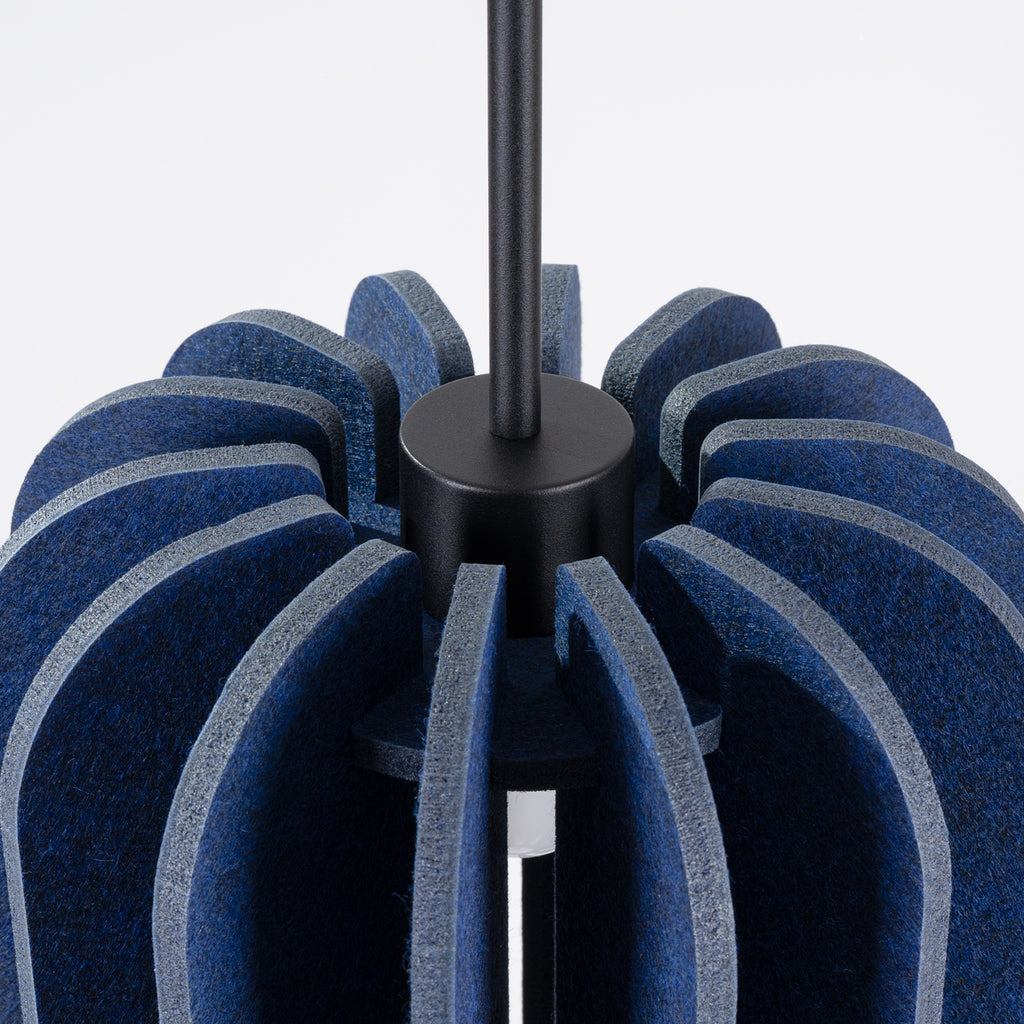 Suspension Mula 27 feutre bleu marine E27, gros plan