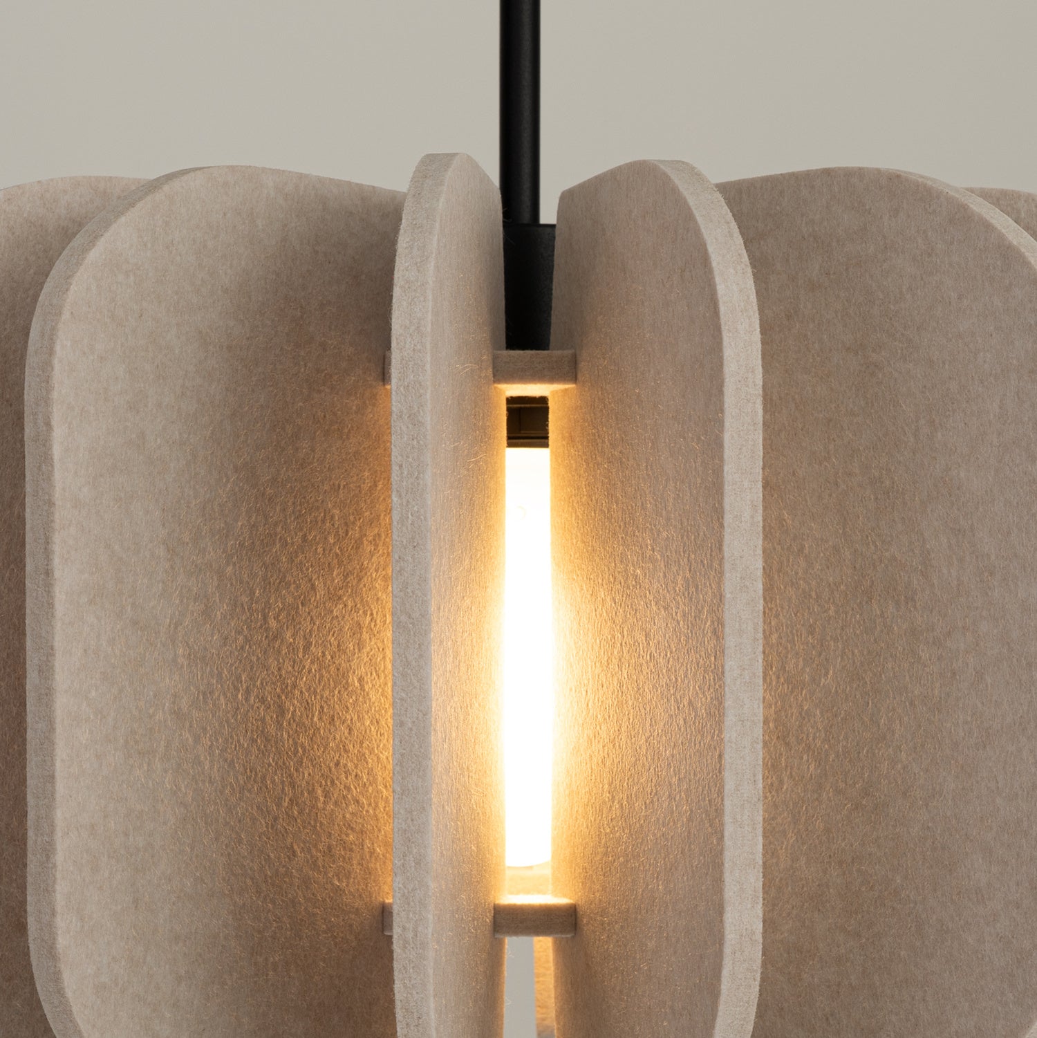 Suspension Mula 45 feutre beige E27, détail du feutre