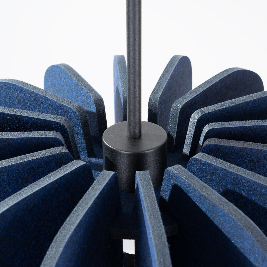 Suspension Mula 45 feutre bleu marine E27, gros plan