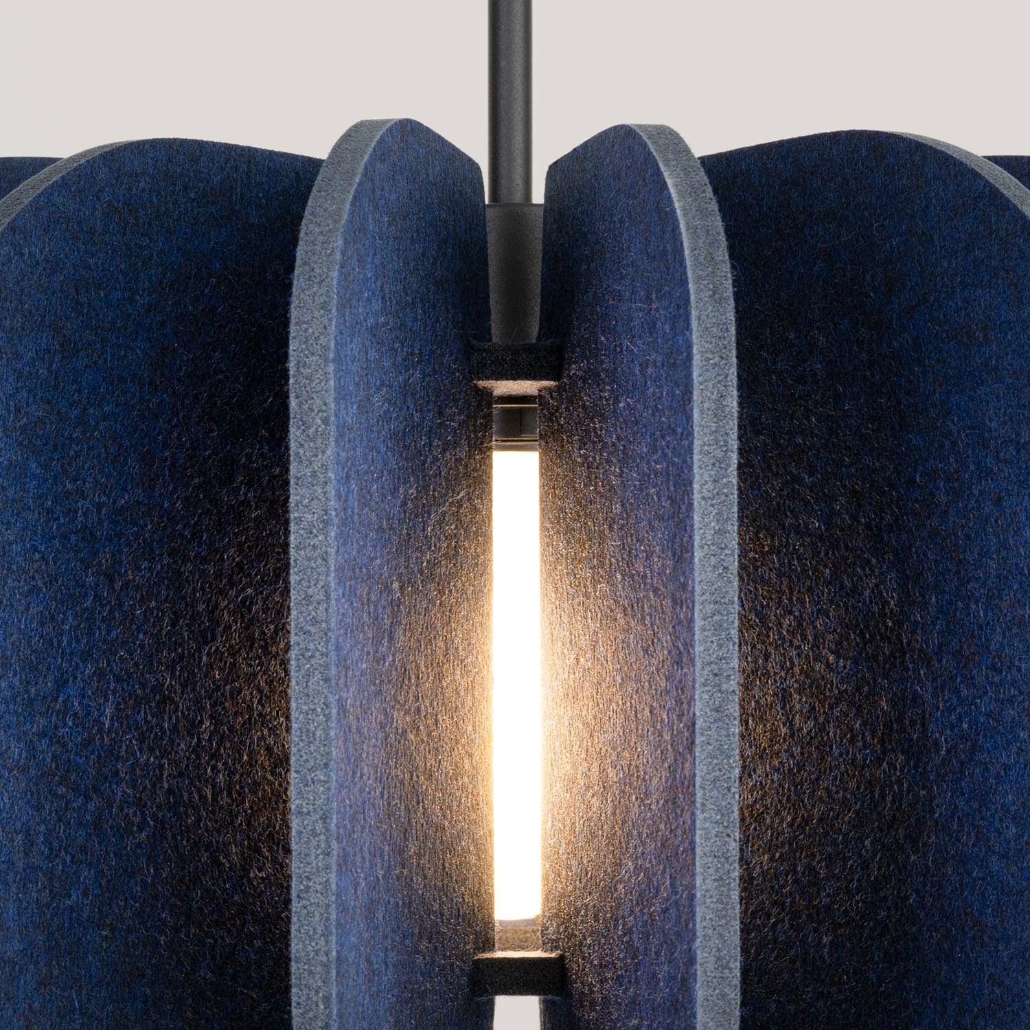 Suspension Mula 45 feutre bleu marine E27, détail du feutre