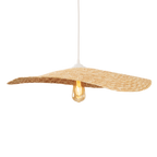 Disque ondulé en paille tressée de la suspension Nap avec une ampoule à filament allumée