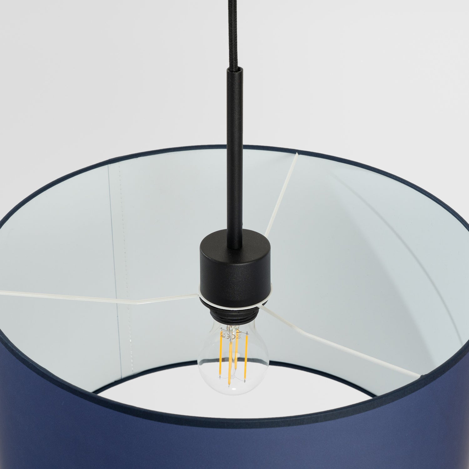 Suspension Nevia tambour bleu marine E27, gros plan
