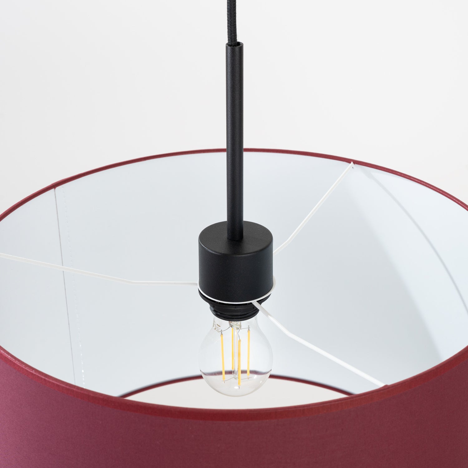 Suspension Nevia tambour bordeaux E27, gros plan