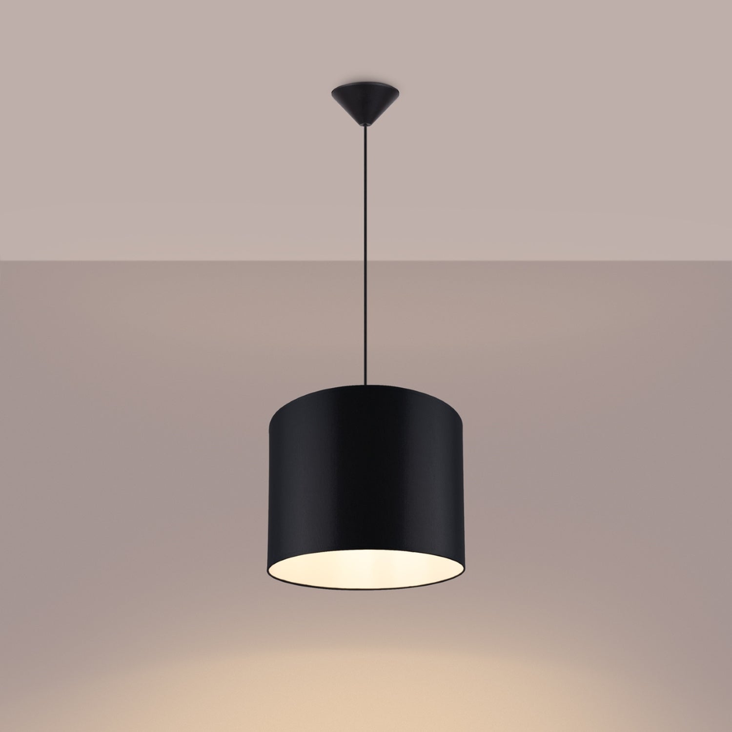 Suspension Nova 30 tissu noir E27 allumée, lumière douce et tamisée