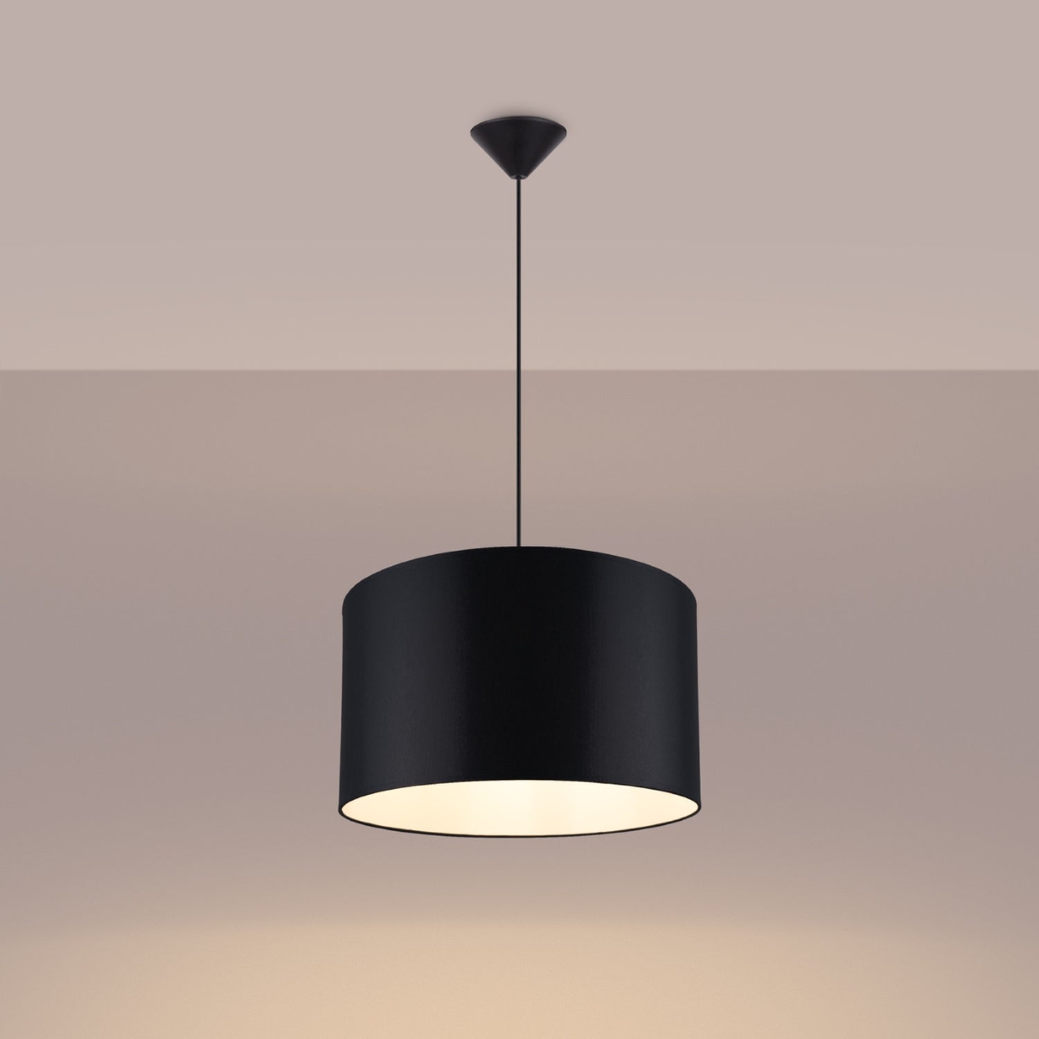 Suspension Nova 40 tissu noir E27 allumée, lumière douce et tamisée