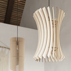 Suspension Oriana en bois dans un intérieur chaleureux