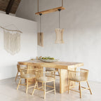Suspension Oriana en bois au-dessus d'une table à manger