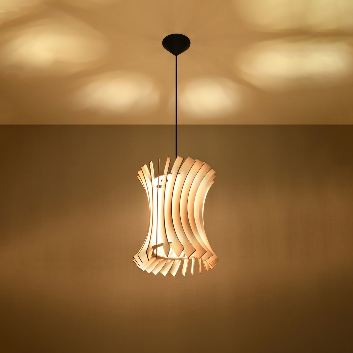 Suspension Oriana allumée projetant des taches de lumière au plafond entre ses lamelles de bois