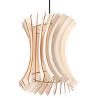 Suspension Oriana en lamelles de bois naturel courbées en forme de sablier sur fond blanc