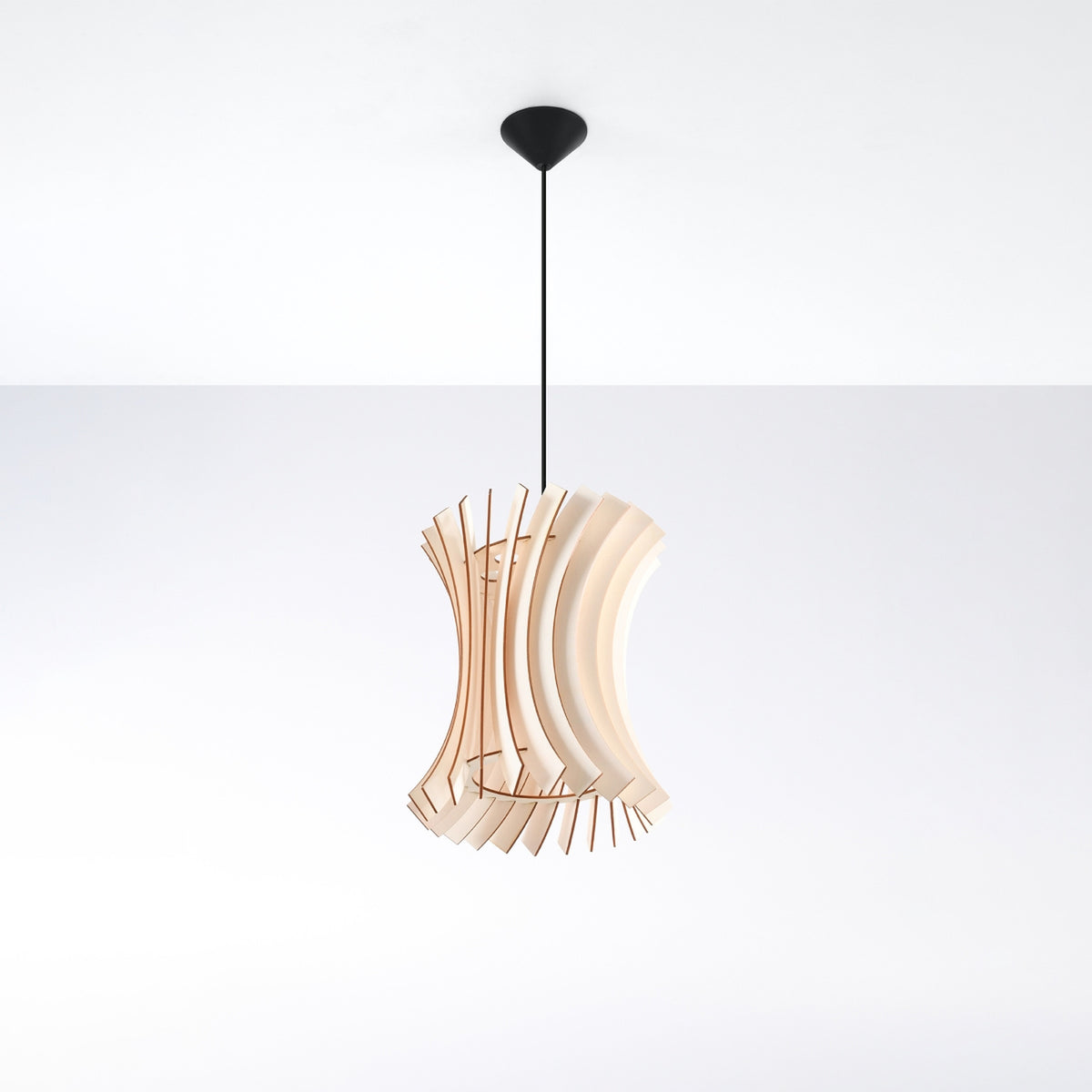 Suspension Oriana bois naturel pendue à sa rosace conique noire sous un plafond blanc