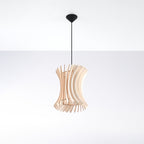 Suspension Oriana en bois installée au plafond