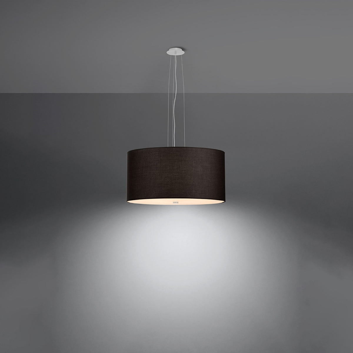 Suspension Otto tissu noir allumée diffusant un cercle de lumière vers le bas