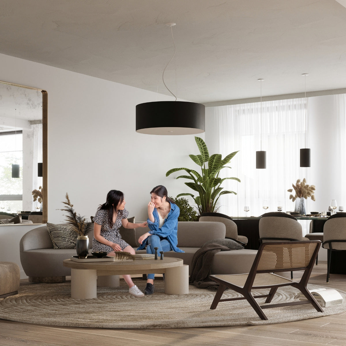 Suspension Otto tissu noir au-dessus d'un salon avec canapé courbe table basse ronde et tapis rond