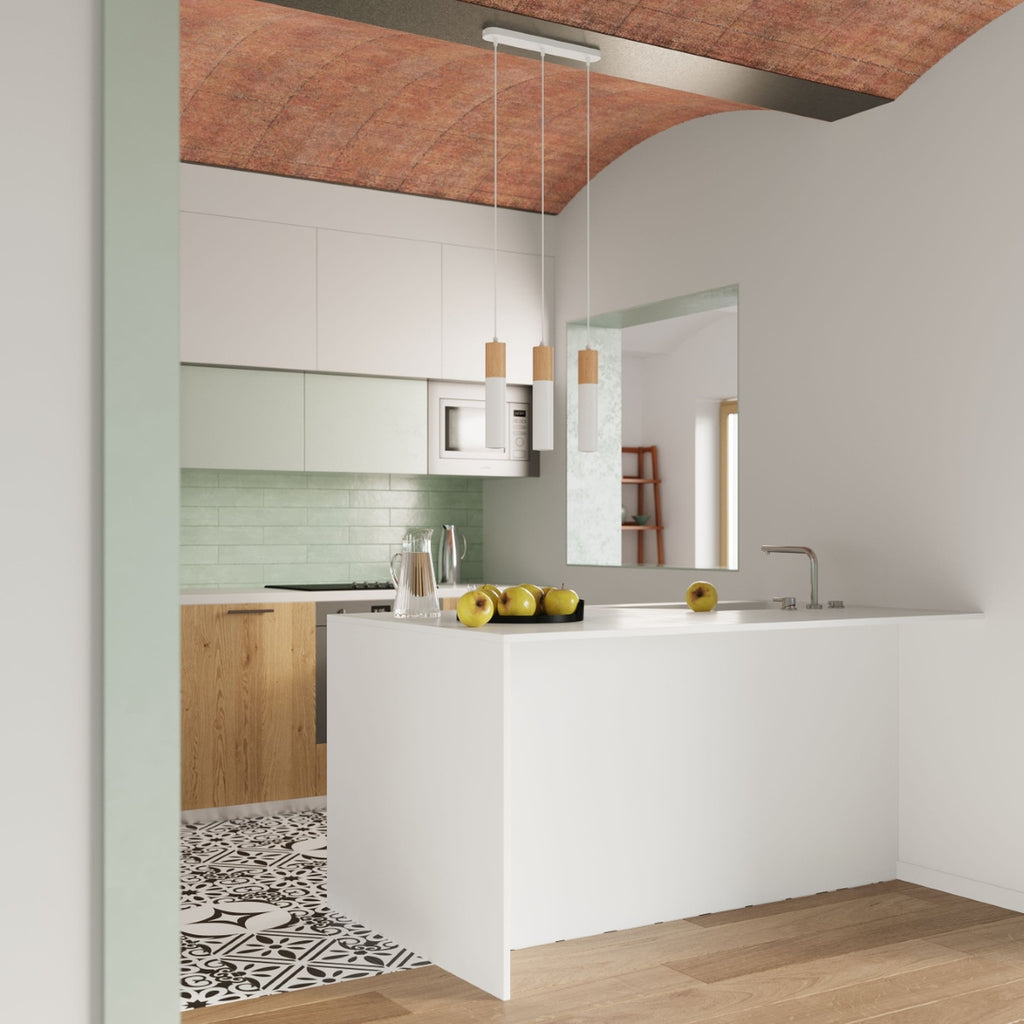 Suspensions Pablo acier blanc et bois dans une cuisine moderne