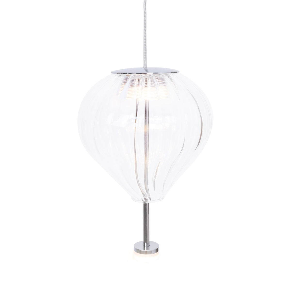 Gros plan sur la suspension Palloncini I verre transparent allumée ballon nervuré et tige chromée