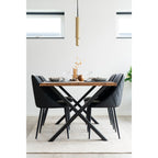 Suspension Paris laiton doré au-dessus table chêne et chaises cuir noir, intérieur moderne