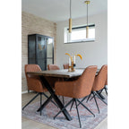 Suspension Paris laiton doré au-dessus table à manger bois, salle à manger chaises cognac