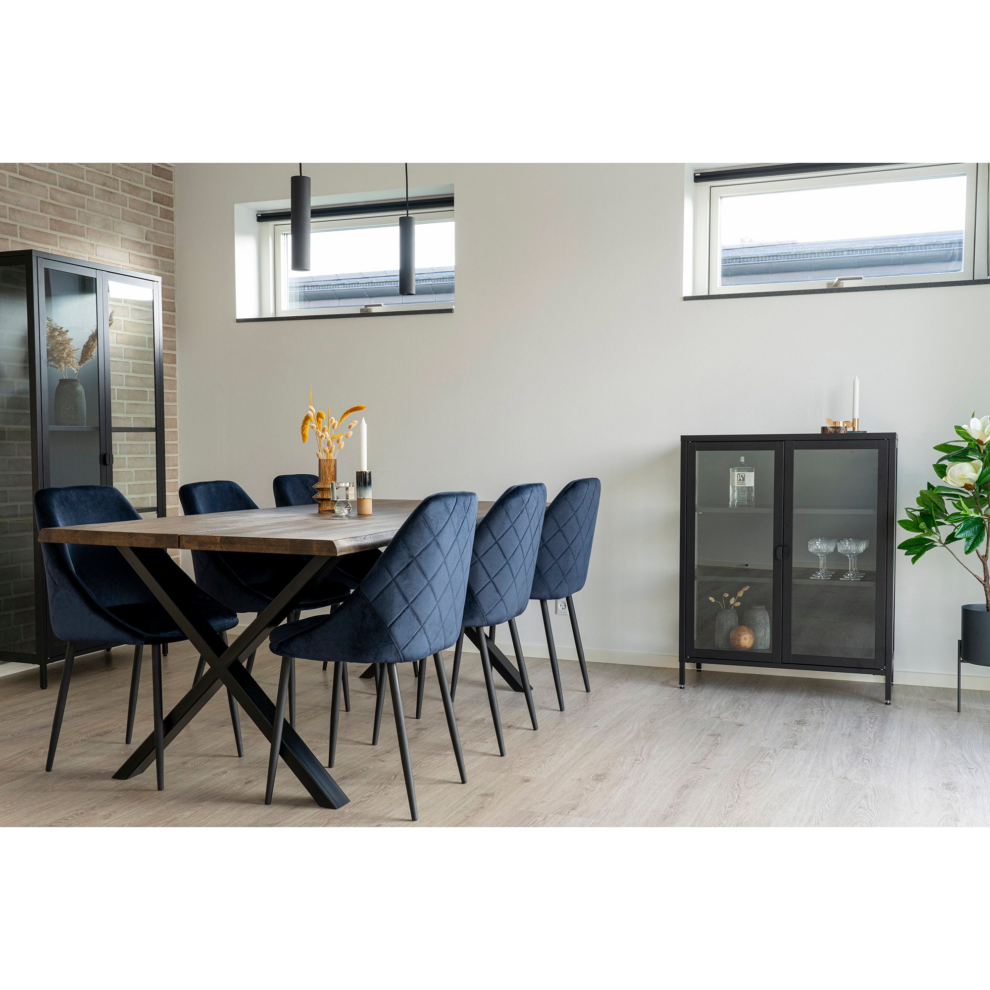 Duo suspensions Paris noires au-dessus grande table manger bois, chaises velours bleu