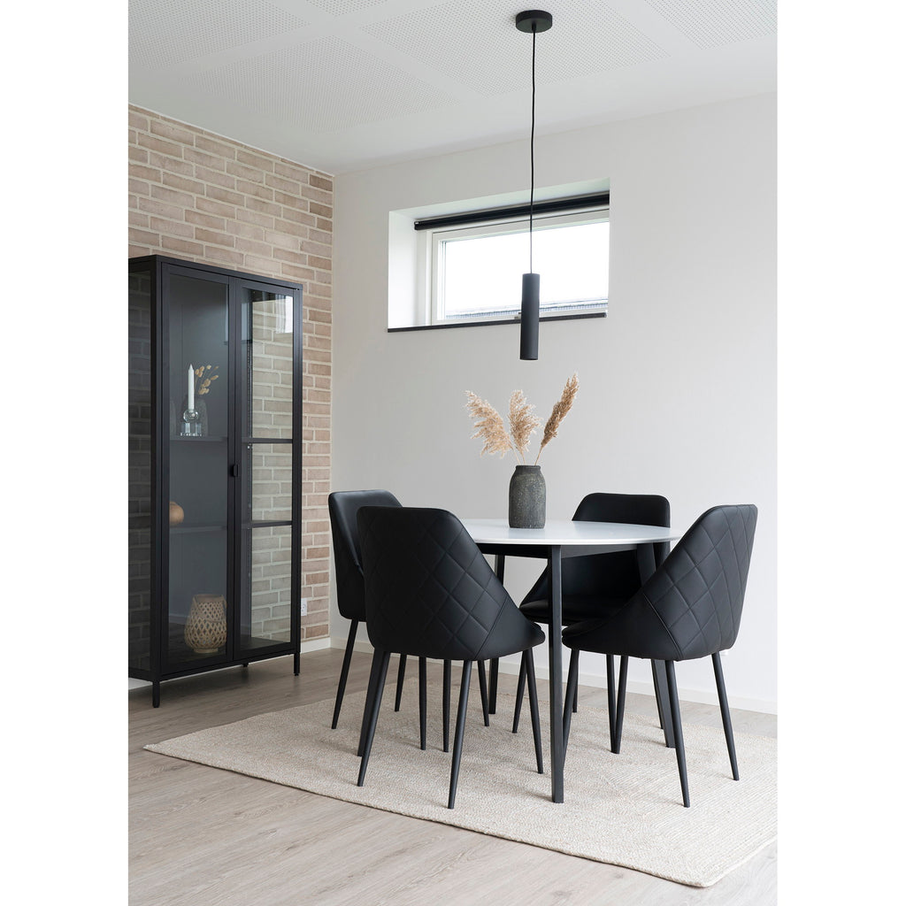 Suspension Paris noire seule au-dessus table ronde blanche, chaises cuir noir, salle manger
