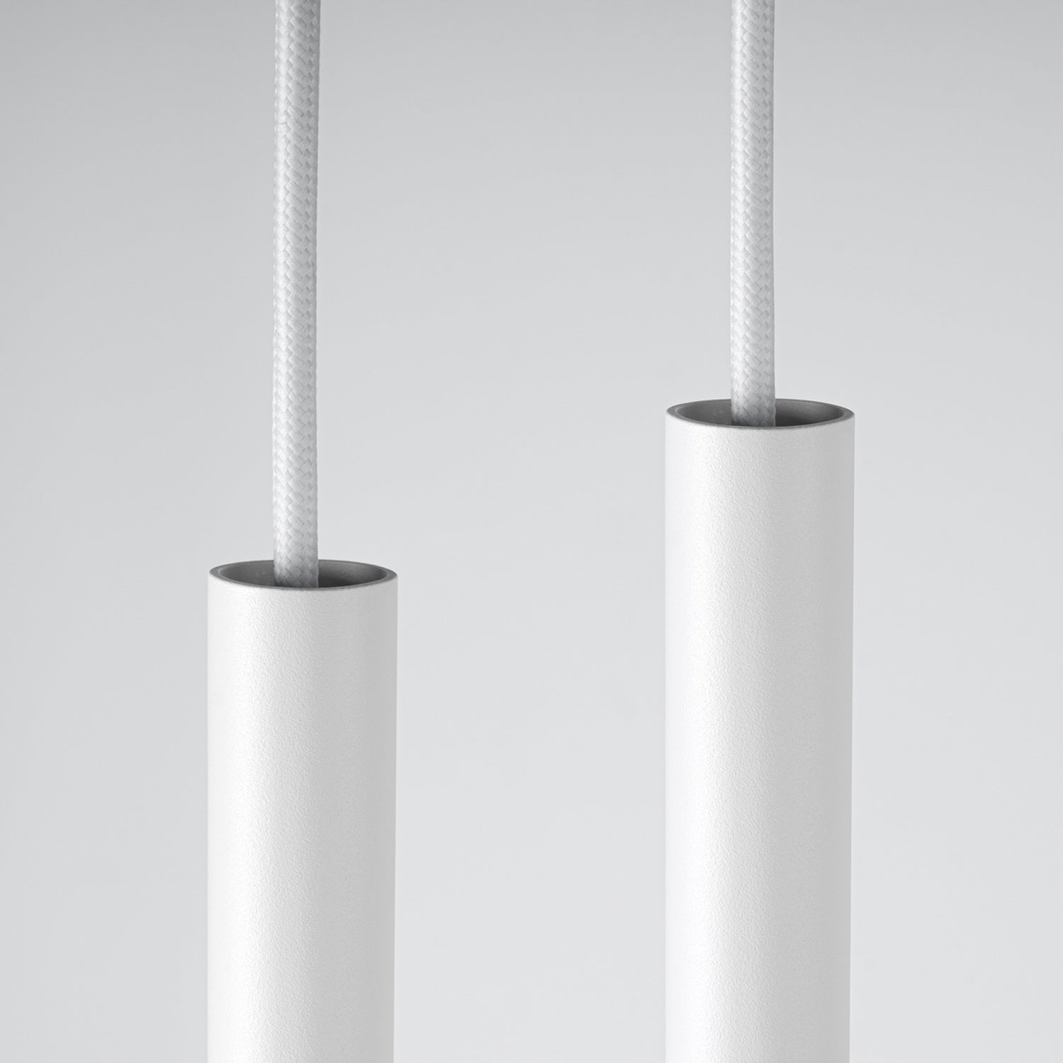 Suspension Pastelo 2 tubes fins blanc G9, détail d'un tube fin