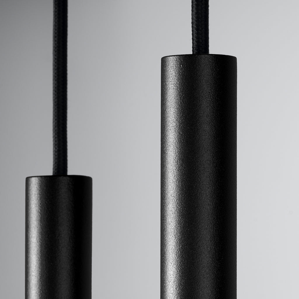 Suspension Pastelo 2 tubes fins noir G9, détail d'un tube fin
