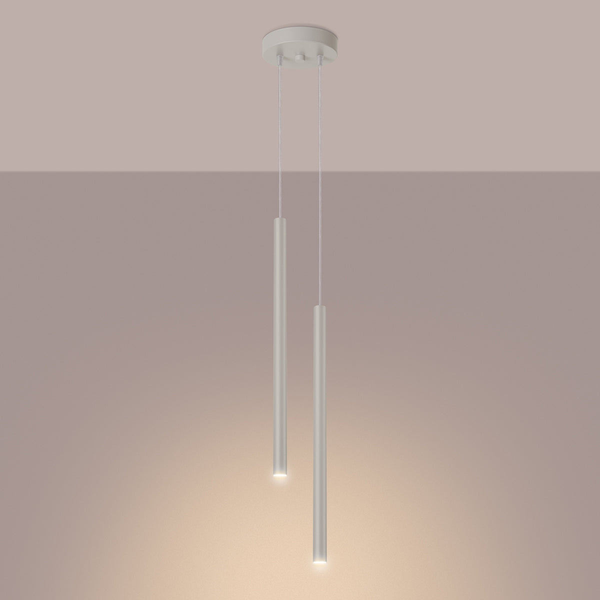 Suspension Pastelo en laque beige allumée avec la lumière qui tombe du bas de ses deux tubes