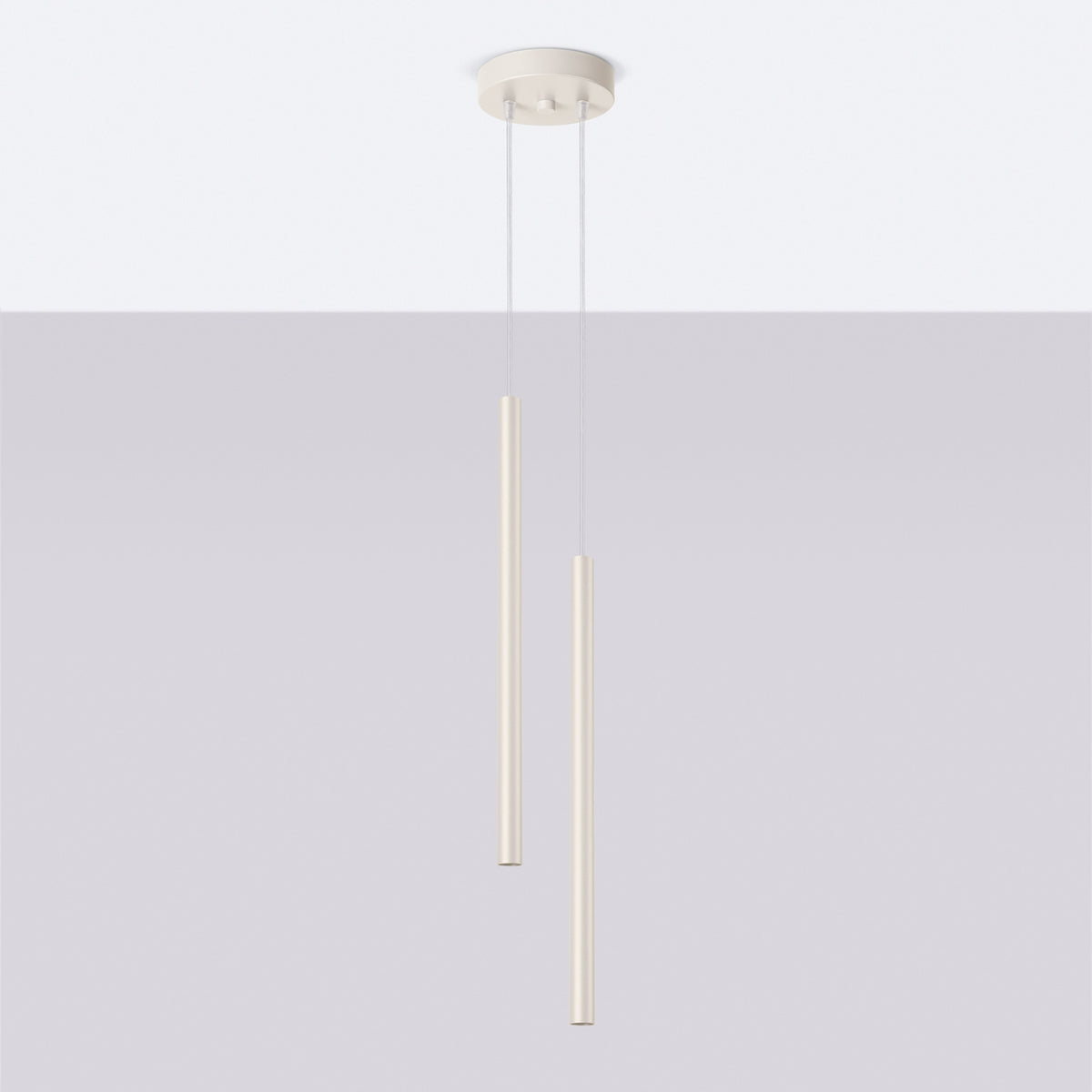 Suspension Pastelo en laque beige fixée à un plafond clair avec ses deux tubes suspendus à hauteurs décalées