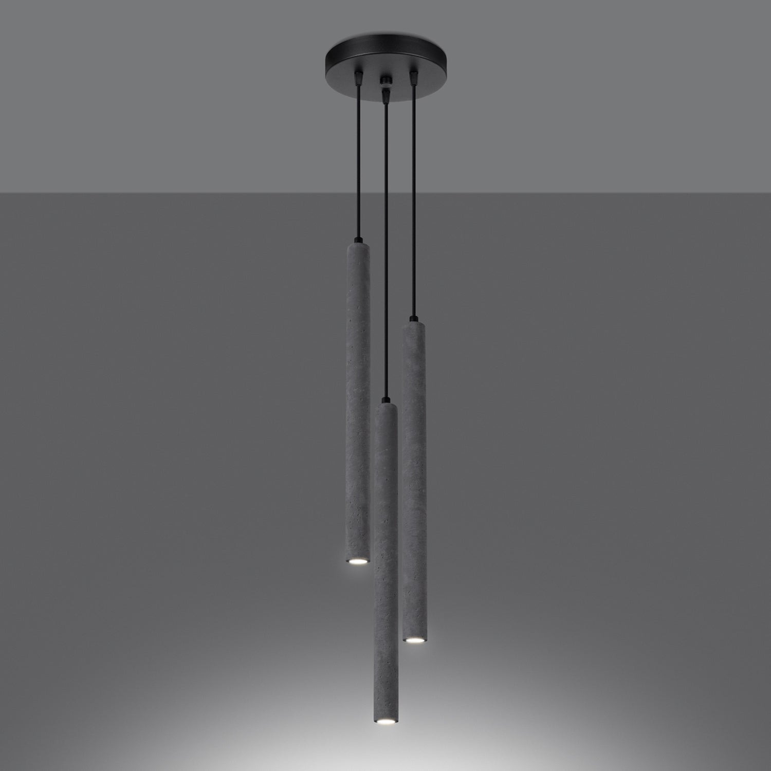 Suspension Pastelo 3 en grappe tubes fins béton gris G9 allumée, faisceau vers le bas