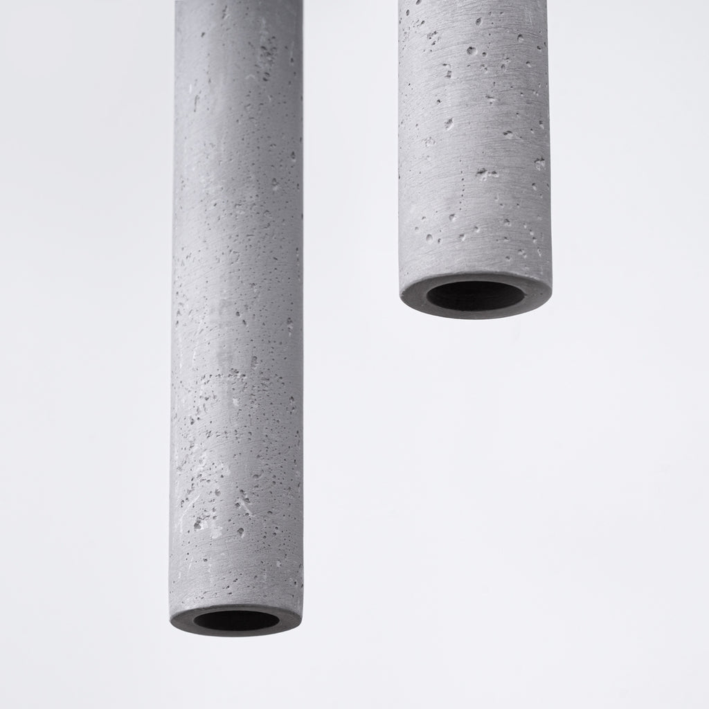 Suspension Pastelo 3 en grappe tubes fins béton gris G9, détail du béton gris brut