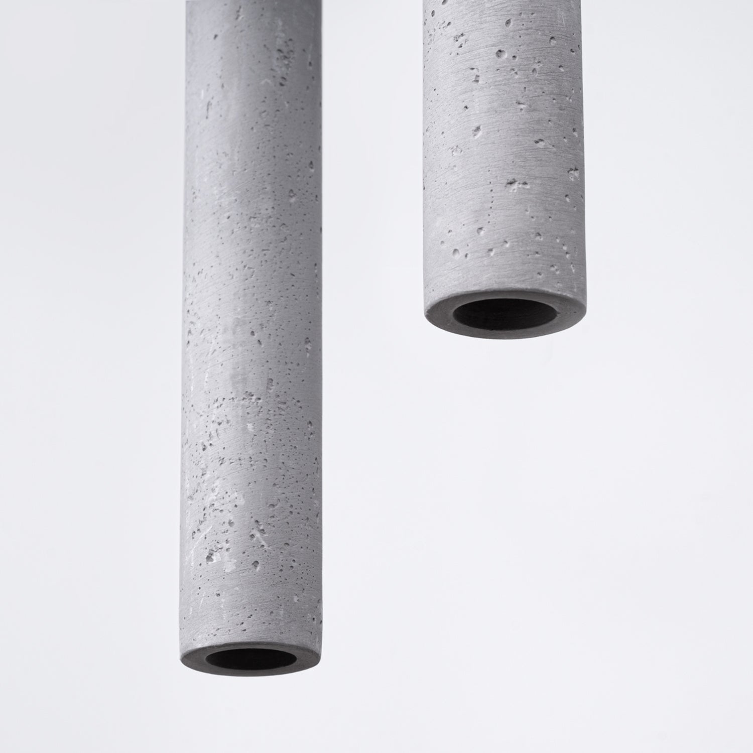 Suspension Pastelo 3 en grappe tubes fins béton gris G9, détail du béton gris brut
