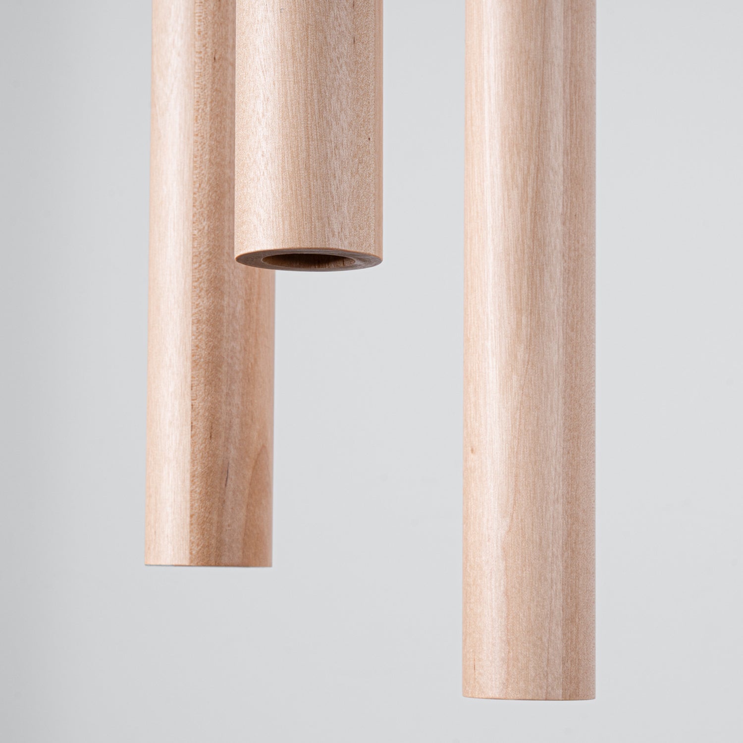 Suspension Pastelo 3 en grappe tubes fins bois G9, détail du tube de bois naturel